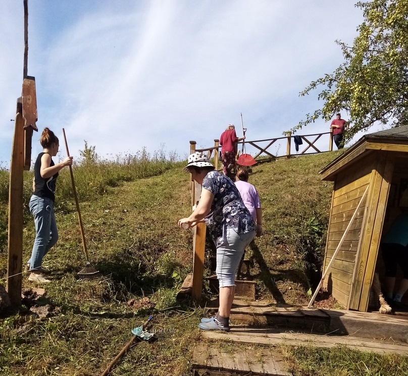 Члены ТОС № 2 д. Перегино  на субботнике по благоустройству территории около Святого источника.